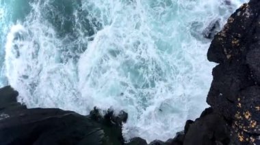 İzlanda 'da köpüklü dalgalarla okyanusun dramatik görüntüleri