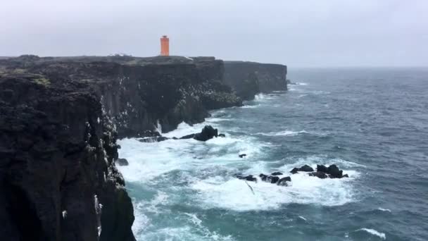 アイスランドのスナフェルスネス半島にある灯台 Skalasnagi — ストック動画