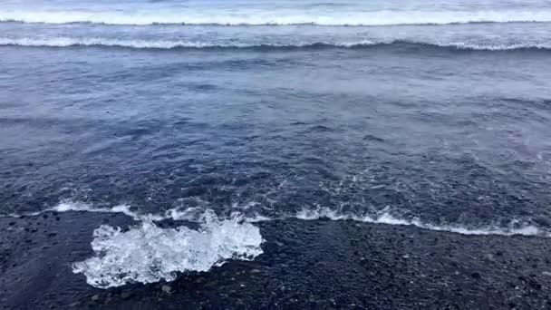 Pieza Hielo Glaciar Que Yace Playa Arena Volcánica Negra Islandia — Vídeo de stock