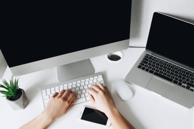 Ev işyerinde bilgisayar kullanan bir kadının üst görünümü