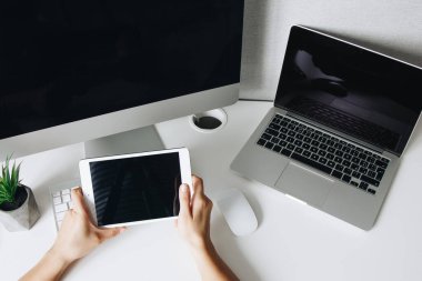 Tablet kullanarak evde çalışan profesyonel tasarımcı