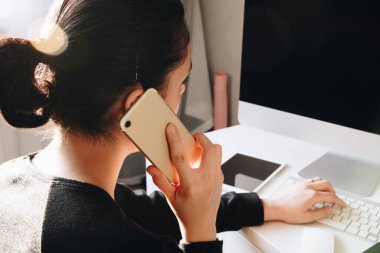 Ofiste konuşan bir kadının arka görüntüsü.