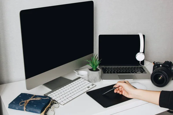 Diseñador Profesional Que Trabaja Casa Usando Tableta Gráfica — Foto de Stock