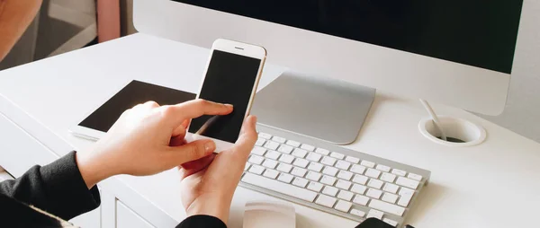 Mujer Usando Teléfono Oficina Del Hogar Tamaño Del Banner — Foto de Stock