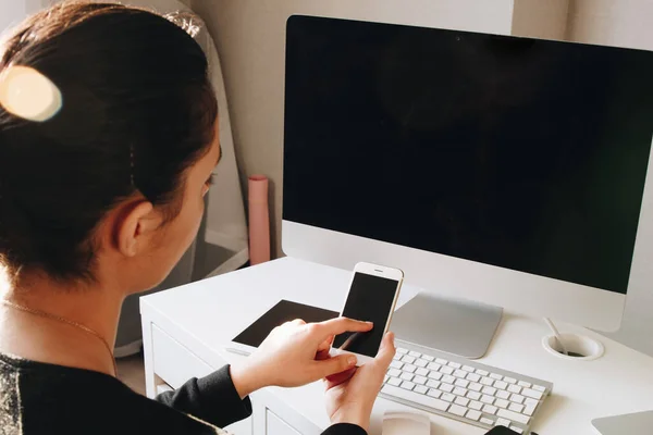 Вид Ззаду Жінка Тримає Мобільний Телефон Вдома Офіс — стокове фото