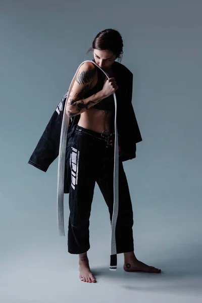 Brezilyalı jiu jitsu BJJ kadın atlet stüdyoda kimono giyiyor.