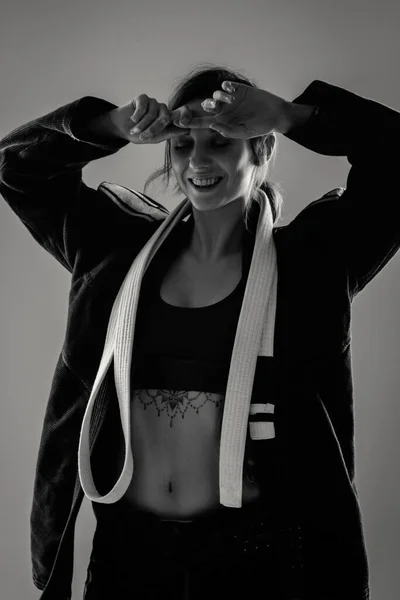 ブラジルの柔術 Bjj女性アスリートがスタジオで着物を着て — ストック写真
