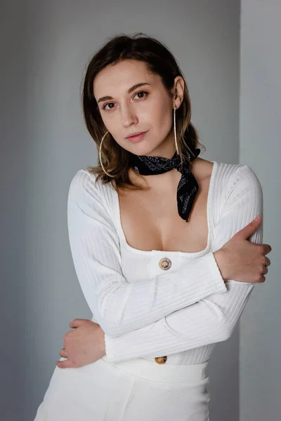 Krásná Mladá Žena Oblékání Bílá Bílém Studiu — Stock fotografie