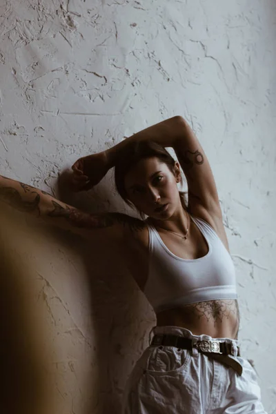 Seksowna Kobieta Tatuażami Bawełnianym Staniku Białych Dżinsach — Zdjęcie stockowe