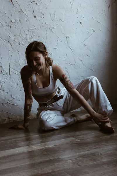 Sexig Kvinna Med Tatueringar Bomullsbh Och Vita Jeans Sittande Golvet — Stockfoto