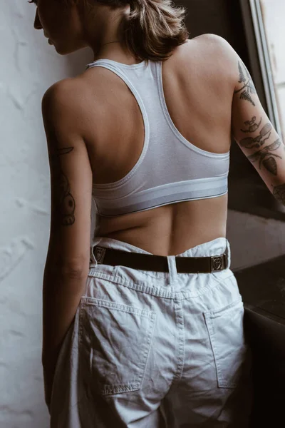Visão Traseira Corpo Mulher Positiva Com Tatuagens Usando Sutiã Algodão — Fotografia de Stock