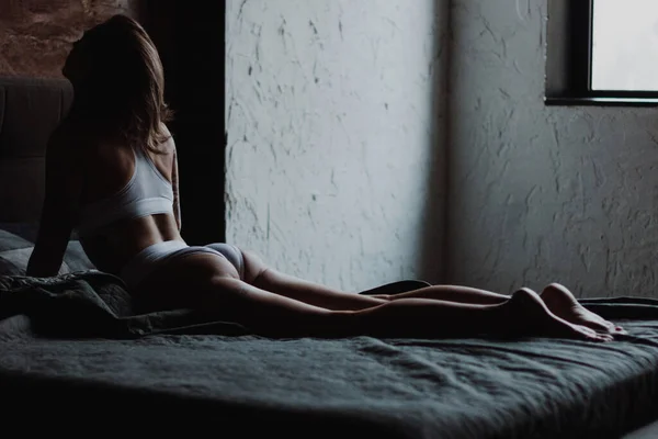性感漂亮的女人穿着棉质内衣躺在床上 — 图库照片
