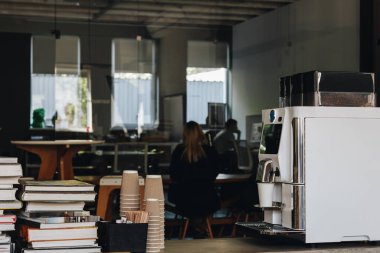 Espresso kahve makinesi çatı katında.