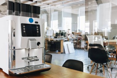 Espresso kahve makinesi çatı katında.