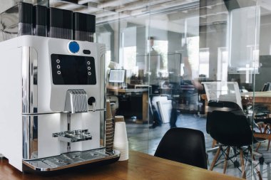 Espresso kahve makinesi çatı katında.
