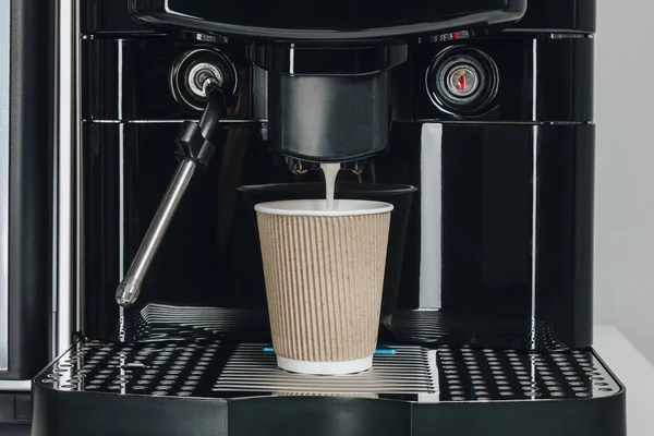 从咖啡机酿制到纸杯的新鲜咖啡 — 图库照片