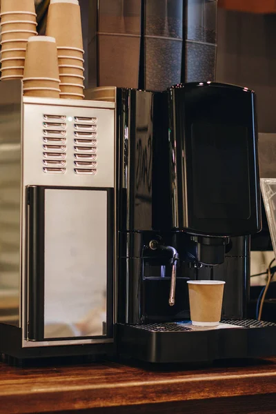 咖啡店里的浓缩咖啡机 — 图库照片
