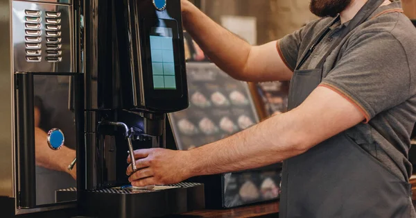 Cantinero Haciendo Café Usando Máquina Café Café — Foto de Stock