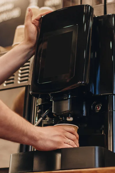 咖啡店里的调酒师用咖啡机煮咖啡 — 图库照片