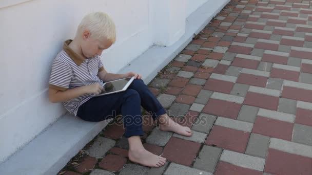 Il bambino sta giocando nell'ipad — Video Stock