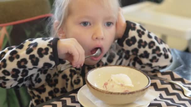 Niña come helado en un café . — Vídeos de Stock