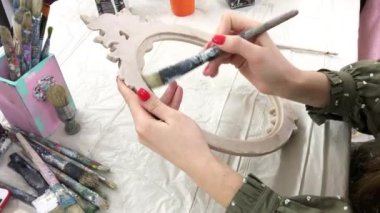 Kadın kil boyama atölyesinde