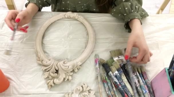 Woman at the master class in decorating the frame. — ストック動画