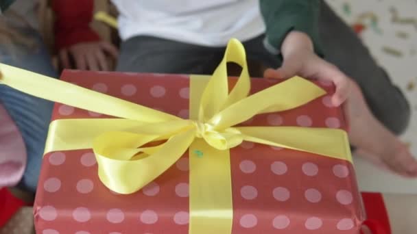 Crianças abrem um presente — Vídeo de Stock
