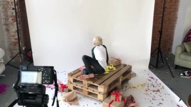 Çocuk blogcu hediyeler hakkındaki yayını kaydediyor.