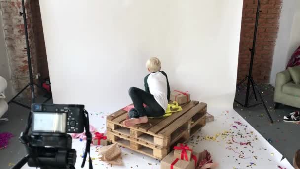 Boy blogger enregistre la diffusion sur les cadeaux . — Video