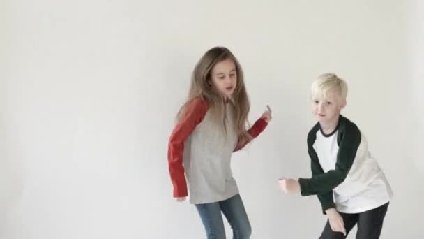 Beaux enfants dansant sur un fond blanc — Video