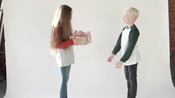 Мальчик дарит девочке подарок . — стоковое видео