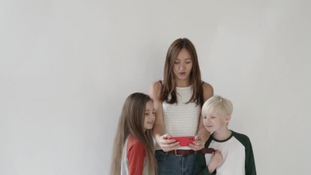 Mamma prende un selfie con i bambini sul suo telefono . — Video Stock