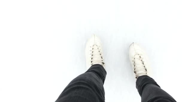 Una mujer patina en una pista de hielo en invierno . — Vídeos de Stock