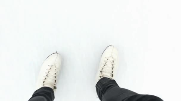 A woman skates in winter in the park — Stockvideo