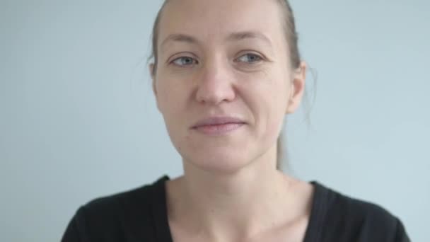 La mujer aplica aceite antiarrugas a la piel de la cara — Vídeos de Stock