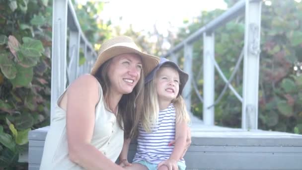 Bonito mãe e filha em um passeio no parque no verão — Vídeo de Stock