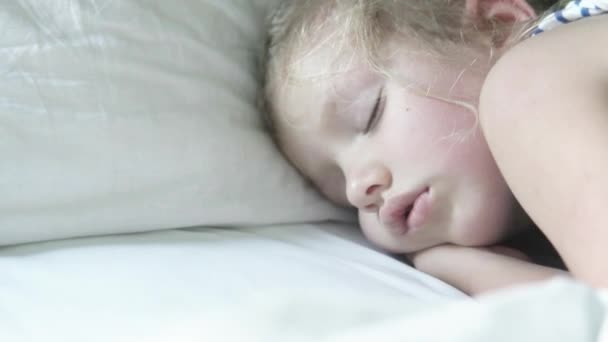 Маленькая девочка крепко спит в своей кроватке — стоковое видео