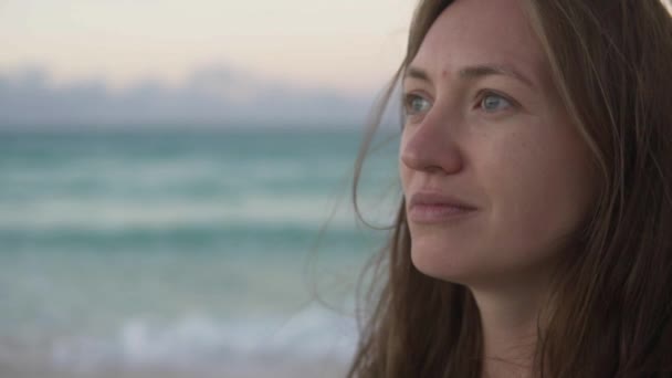 Primer plano de la cara de una hermosa mujer sonriente — Vídeos de Stock