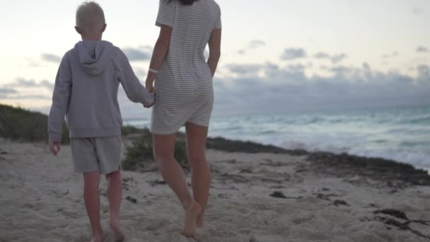 妈妈和儿子牵着手走路 — 图库视频影像