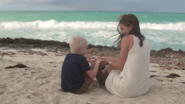 Mam en zoon houden elkaars hand vast — Stockvideo