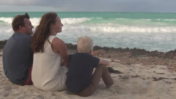 Μπαμπά, μαμά και γιος κοιτούν τον ωκεανό. — Αρχείο Βίντεο