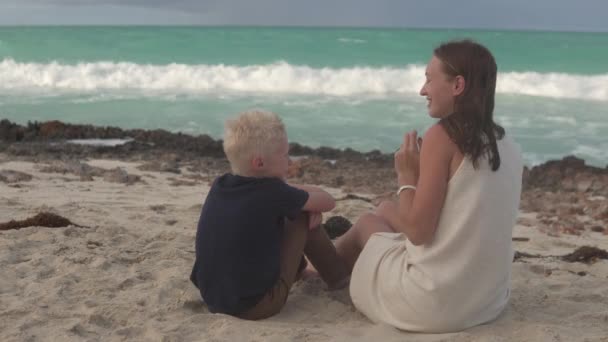 Anya és fia beszélnek és nézik az óceánt. — Stock videók