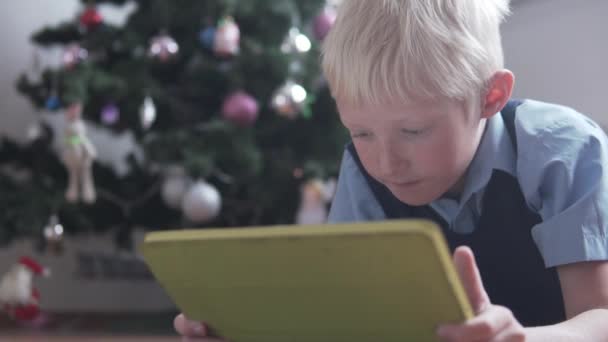 Blondyn gra w domu na tablecie przed szkołą.. — Wideo stockowe