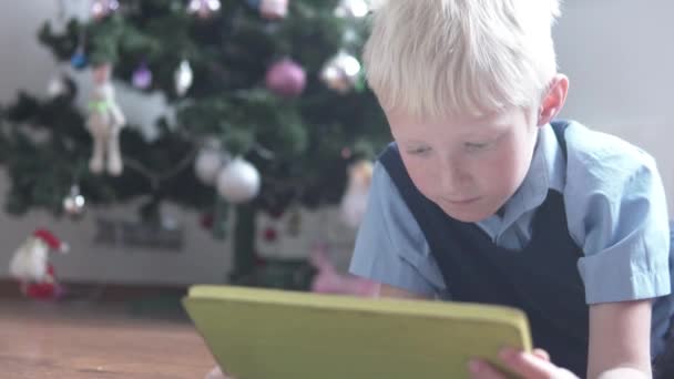 Schöner blonder Junge in Schuluniform spielt Spiele — Stockvideo
