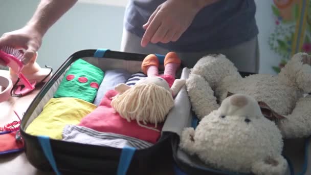 Dad collects a suitcase of a little daughter on vacation at sea — 图库视频影像