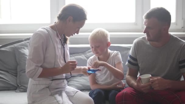 Médecin donne la médecine garçon de la boxe , — Video