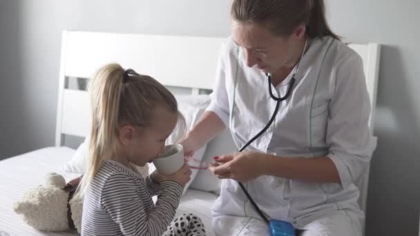 The doctor shows the little girl a picture of her lungs — 비디오