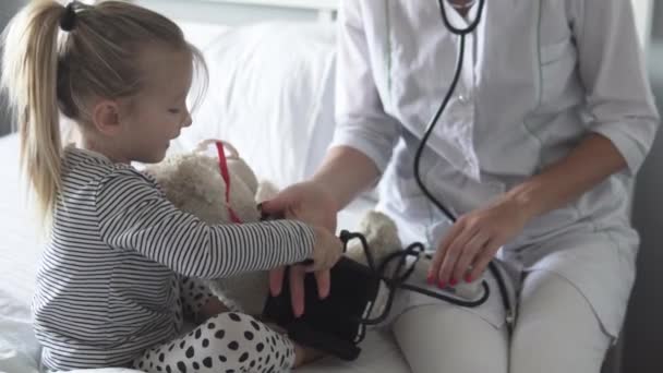 Doctor shows baby how to measure her pressure — 비디오