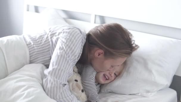 Ibu dan anak kecil bangun di pagi hari di tempat tidur — Stok Video